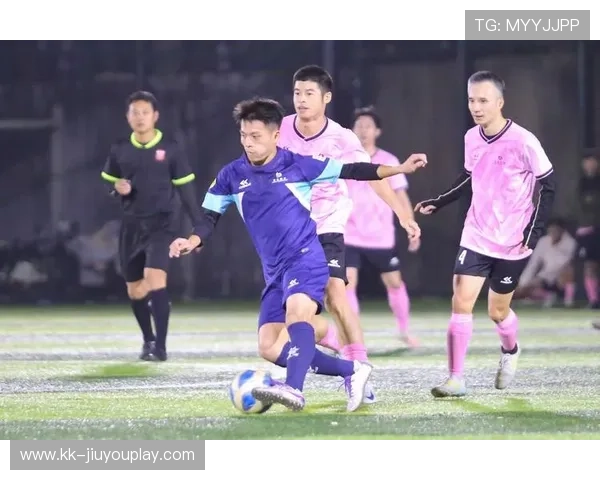 冠军球队球员参与社区环保活动树立良好形象，社区足球队