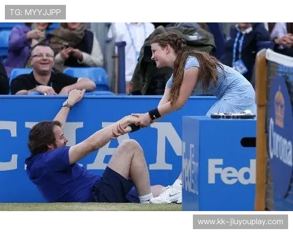 足坛明星参与慈善赛展现轻松一面：温暖笑容在草坪蔓延