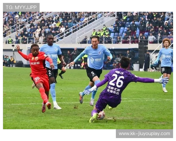 上海申花拉唐边路连续传中，攻守兼备展现精彩